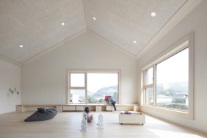 Padevilla architects - Vzdělávací centrum v malé rakouské obci: Velkoformátová okna umožňují dětem neustálý kontakt s jedinečnou krajinou podhůří Alp