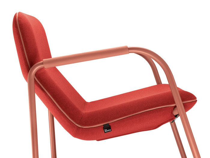 Křeslo Flexi Lounge od LD Seating, které navrhlo italské studio Orlandini Design.