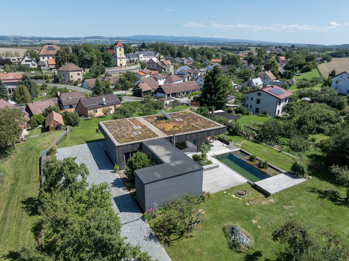Vnější fasáda je plechová, kolem terasy z modřínových prken. (Rodinný dům u Rozkoše, MOLO architekti)
