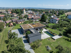 Vnější fasáda je plechová, kolem terasy z modřínových prken. (Rodinný dům u Rozkoše, MOLO architekti)