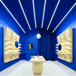 Světlé regály z montážní pěny a polystyrenu jsou v kontrastu s výraznou modrou barvou. (Optika Kahotski Eyewear Studio na Letné, IHOR)