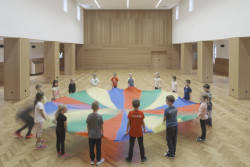 Lidový dům nikdy nesloužil jen sezení v hospodě, pro obec byl podstatný také jeho společenský sál. (Lidový dům Zaječov, IO Studio)