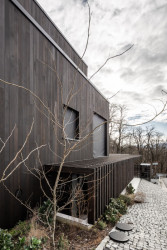 Postavit rodinný dům byla veliká výzva. Architekti se totiž museli vypořádat s morfologií terénu na stavební parcele. (Dům Devín, plusminusarchitects)