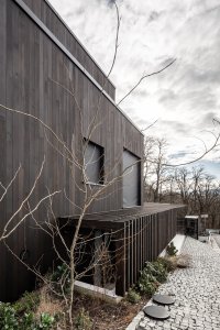 Postavit rodinný dům byla veliká výzva. Architekti se totiž museli vypořádat s morfologií terénu na stavební parcele. (Dům Devín, plusminusarchitects)