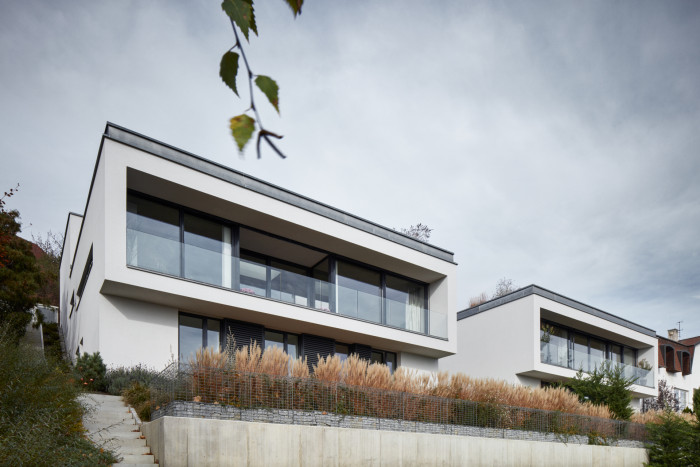 Dvě identické vily od studia Jestico + Whiles na jihozápadě Prahy