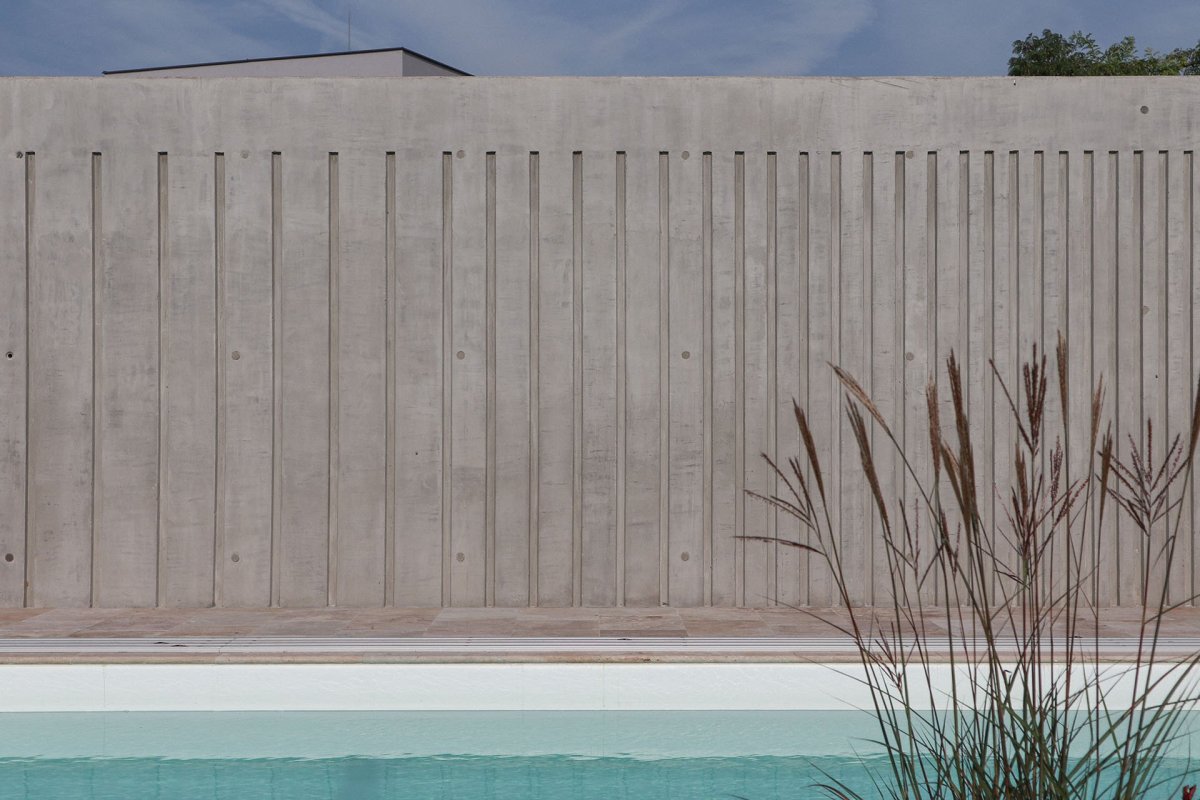 Zahradní domek se podařilo do zahrady umístit šetrně a nenápadně. Nezabírá zbytečné místo a nijak zvlášť na sebe neupozorňuje. (Zahradní domek, Adam Lukačovič)