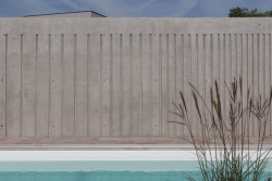 Zahradní domek se podařilo do zahrady umístit šetrně a nenápadně. Nezabírá zbytečné místo a nijak zvlášť na sebe neupozorňuje. (Zahradní domek, Adam Lukačovič)