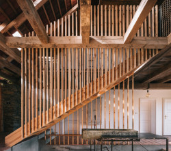 Rekonstrukce stodoly v Pošumaví, BYRÓ architekti: Půdorysně jsou definované tři zóny – vstupní, pobytová, skladovací –, které subtilně oddělují dřevěné paravány