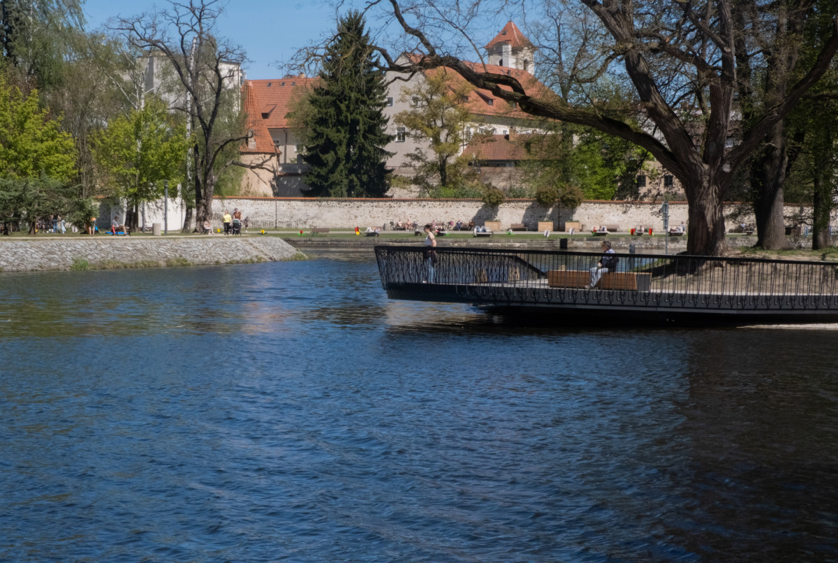Molo na soutoku Malše a Vltavy připomíná proměnu Českých Budějovic směrem k řece. Dříve opomíjené nábřeží se postupně stává oblíbeným místem pro odpočinek i sport.