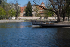 Molo na soutoku Malše a Vltavy připomíná proměnu Českých Budějovic směrem k řece. Dříve opomíjené nábřeží se postupně stává oblíbeným místem pro odpočinek i sport.