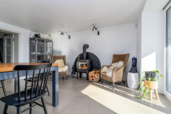 3K Architects zrekonstruovali rekreační chatu na Benešovsku na pozemku s ojedinělým severským rázem