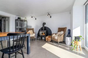 3K Architects zrekonstruovali rekreační chatu na Benešovsku na pozemku s ojedinělým severským rázem