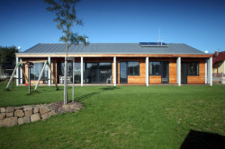 Vladimír Balda architekt, Přízemní dům se slunolamem – foto