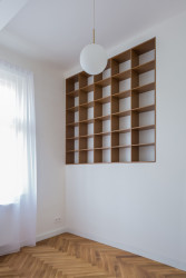 V bytě se nachází ateliér, obývací pokoj, dva samostatné pokoje, kuchyň, komora a prádelna. (Rekonstrukce bytu v Praze, BY architects)