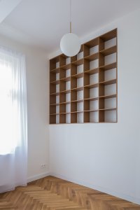 V bytě se nachází ateliér, obývací pokoj, dva samostatné pokoje, kuchyň, komora a prádelna. (Rekonstrukce bytu v Praze, BY architects)
