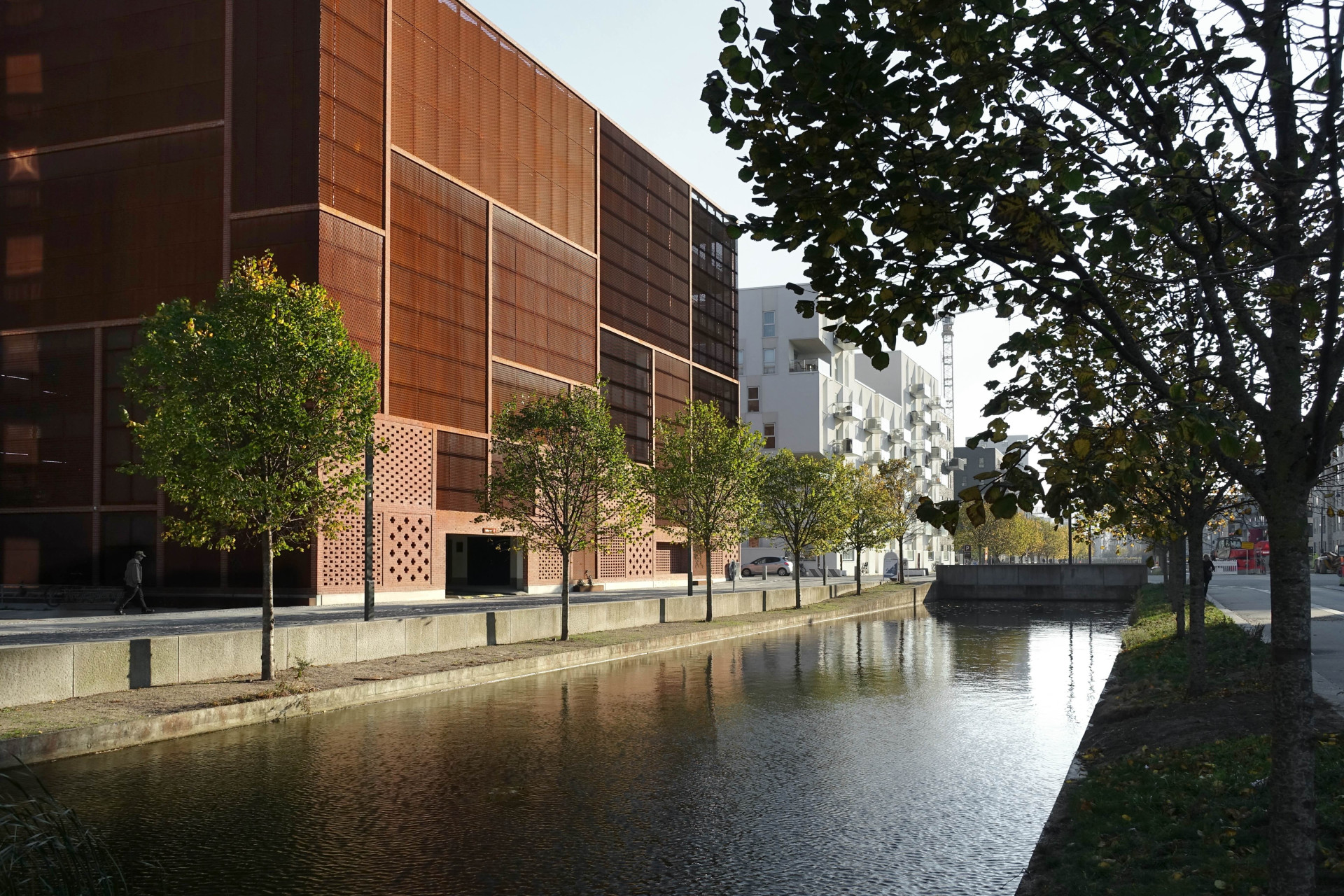 Na cihelný sokl navazuje kovová konstrukce. Patchwork různých vzorů na fasádě dává prostor k interakci budovy s přírodou.