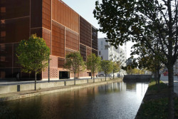 Na cihelný sokl navazuje kovová konstrukce. Patchwork různých vzorů na fasádě dává prostor k interakci budovy s přírodou.