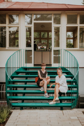 Do interiéru vily se dostanete po zeleném ocelovém schodiště, které má neotřelý kruhový tvar. (Vila 63, edit!)