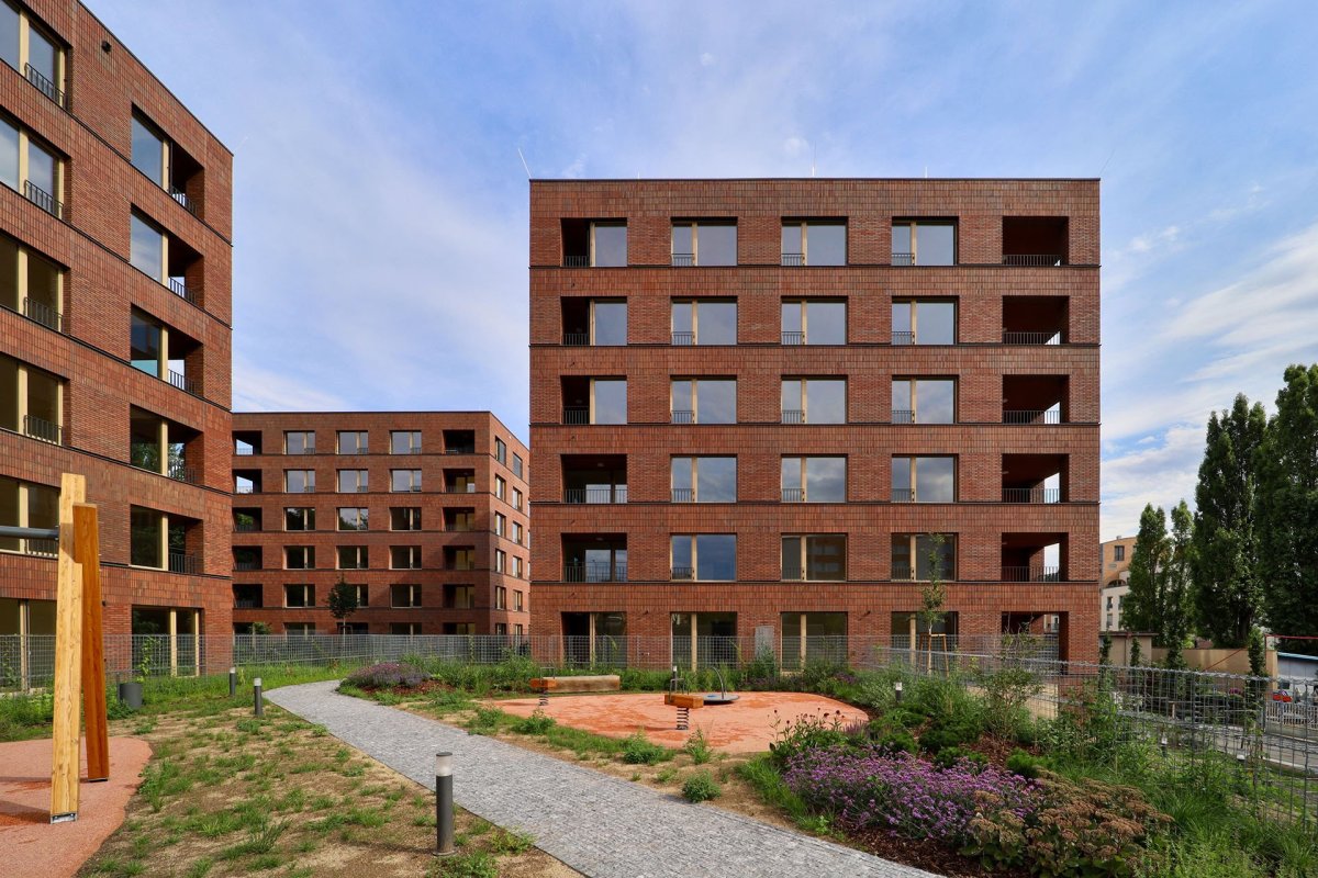 Na Julisce stojí tři nové bytové domy. Navrhlo je studio bod architekti.