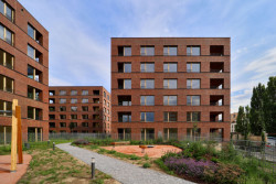 Na Julisce stojí tři nové bytové domy. Navrhlo je studio bod architekti.