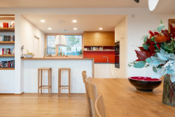 ARCHCON atelier realizoval dřevem opláštěný rodinný dům navržený podle principů feng-šuej