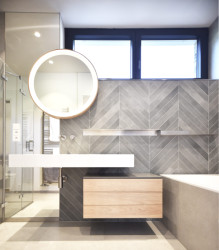 Interiéry jsou zařízené ve světlých barvách v kombinaci se dřevem