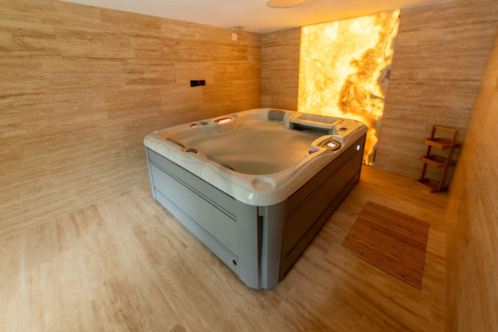 Laminátová vířivka Sundance Spas v privátním wellness
