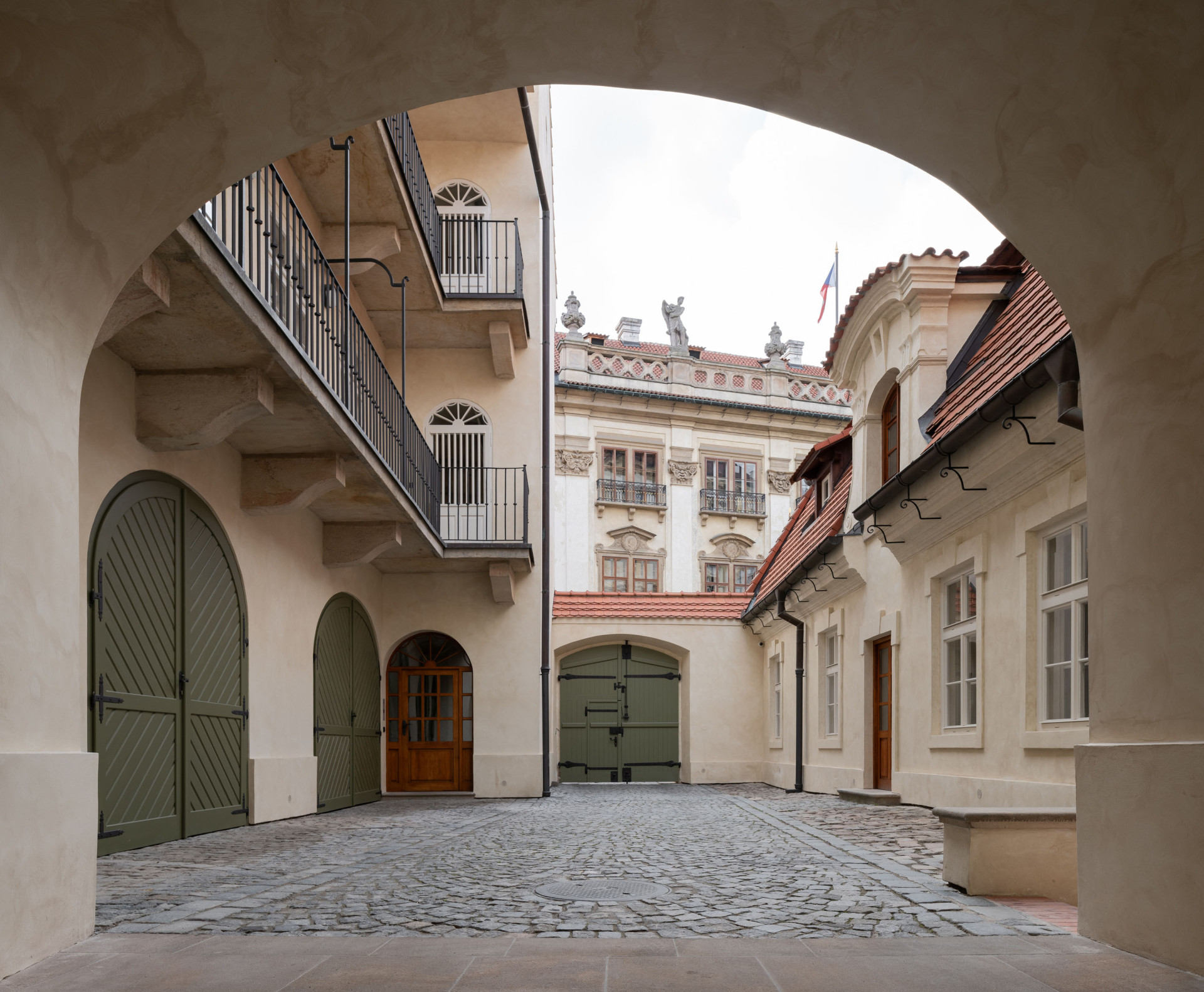 Půdorysný rozvrh stavby pochází z renesance, má dva dvory. (Rekonstrukce Malého Buquoyského Paláce v Praze, Tereza Scheibová)