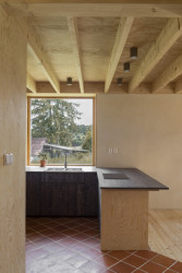 I kuchyň je navržena ze dřeva. A nalakovaná. (Casa De Mi Luna, Studio Circle Growth)