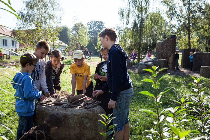 Zahrada základní a mateřské školy v Kolodějích, Skupina