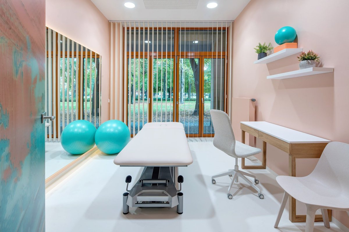 Interiér rehabilitačního centra CRIMED v Poděbradech od designérky Kateřiny Kersey a architektky Lucie Náhlovské