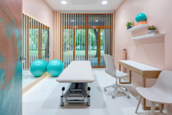 Interiér rehabilitačního centra CRIMED v Poděbradech od designérky Kateřiny Kersey a architektky Lucie Náhlovské