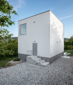 Pohled z ulice (Krychlový dům ve Vrané nad Vltavou; IO Studio)