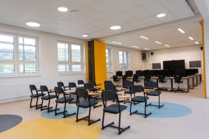 Nástavba základní školy Vidče vyřešila nedostatek prostor pro výuku. Pracuje s kontrastem mezi tmavou současnou vrstvou a původní světlou fasádou z 80. let.