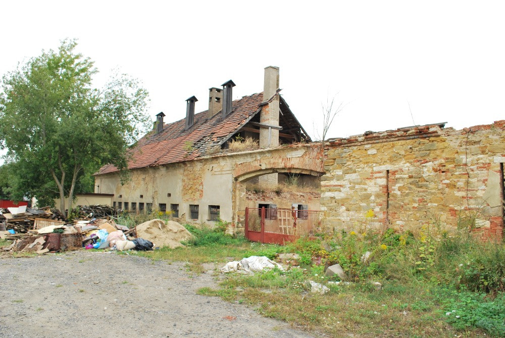 Západní křídlo - stav před rekonstrukcí (Hájčí dvůr v pražských Stodůlkách)