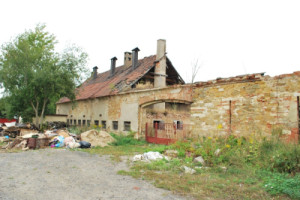 Západní křídlo - stav před rekonstrukcí (Hájčí dvůr v pražských Stodůlkách)