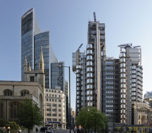 "Lloyd's se mi líbilo. Pompidou byla nízkonákladová velká kůlna, Lloyd's byl byznys," prohlásil Rogers. Centrála pojišťovny Lloyd's v Londýně, 1978-86