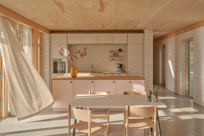 Víkendový dům "Das Glashaus" v Německu, Sigurd Larsen: Do masivních stěn z betonových cihel umístili architekti kuchyňskou linku a schodiště.