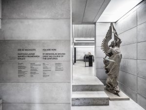 Expozice Zde se nacházíte přenese návštěvníky do minulosti. Václavské návrší budou moci díky virtuální realitě prožít v pravěku, starověku i novověku