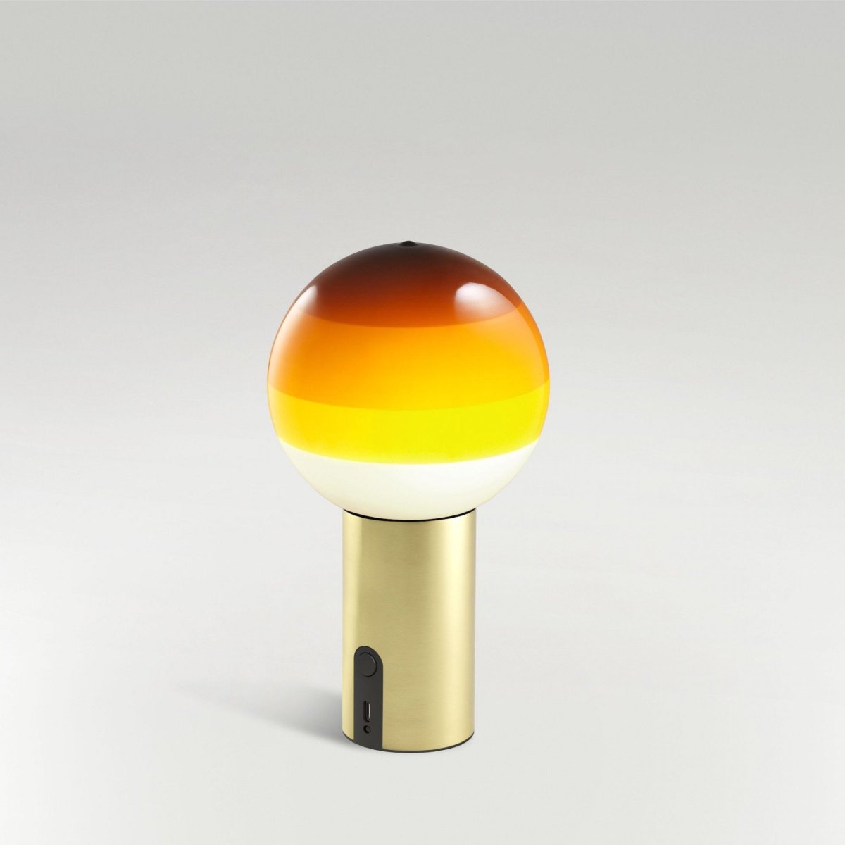 Novinky z milánského veletrhu osvětlení Euroluce v portfoliu společnosti Light Works, stolní lampy z kolekce Dipping Light od Marset.