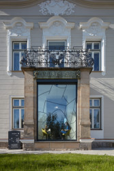 Tady byl dříve hlavní vstup, po rekonstrukci je z něj arkýř s posezením. (Městská knihovna v Rožnově pod Radhoštěm, ČTYŘSTĚN)