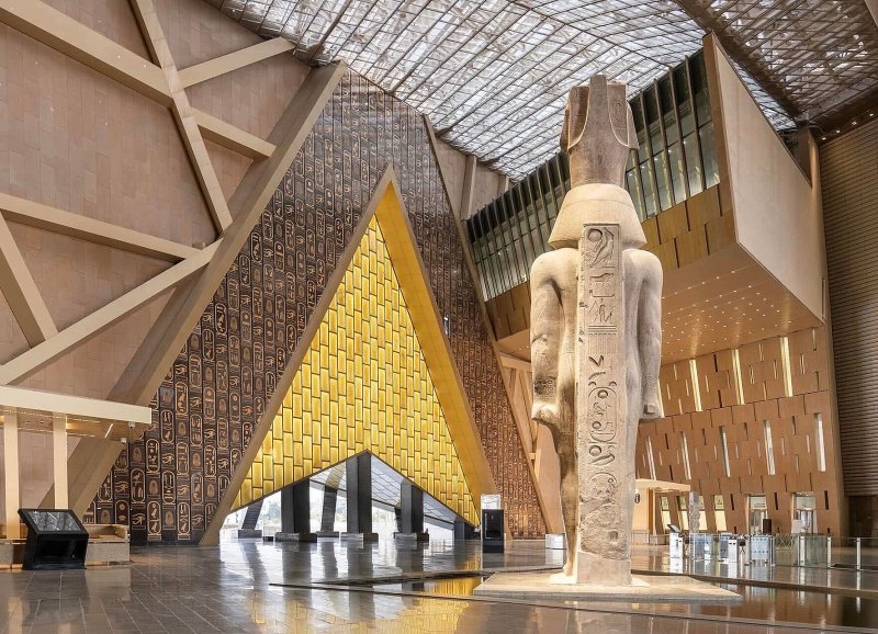 Do Egypta zamíří každý rok kolem 300 tisíc Čechů a pyramidy v Gíze jsou skoro povinnou zastávkou. Teď je v jejich těsné blízkosti možné navštívit také Velké egyptské muzeum, které otevřelo na začátku listopadu.