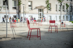 V nejvyšší úrovni jsou umístěny recyklované židle z místní základní školy. (Mezi školami, MED ARKITEKT)
