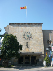 Jeden ze symbolů zemětřesení ve Skopje v roce 1963 - hodiny na budově Nového nádraží se vlivem otřesů zastavily v čase 5:17.