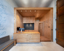 A právě přes Mlýnskou bránu se vstupuje také do nové expozice. Prostory uvozuje recepční pult. (Ateliér Štěpán, Mlýnská brána v Kroměříži)