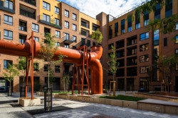 Etapa Sever - zelený vnitroblok s produktovodem traverzujícím nad ulicemi (Transformace Lihovaru Smíchov; Black n´ Arch)