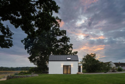 Boq architekti - Dům u rybníka: Střechu pokrývá plech v antracitové barvě