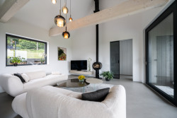 Rodinná firma VESPER HOMES realizovala  rodinný dům u Liberce, který se halí do modřínového dřeva.