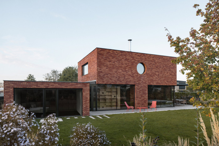 Vila otevřená do zahrady, inspirovaná Holandskem. (Cihlový dům v Pardubicích; architekti Jakub Dvořák a Michal Bílek)