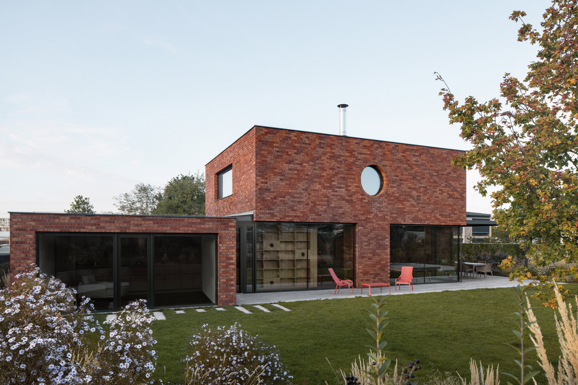 Vila otevřená do zahrady, inspirovaná Holandskem. (Cihlový dům v Pardubicích; architekti Jakub Dvořák a Michal Bílek)